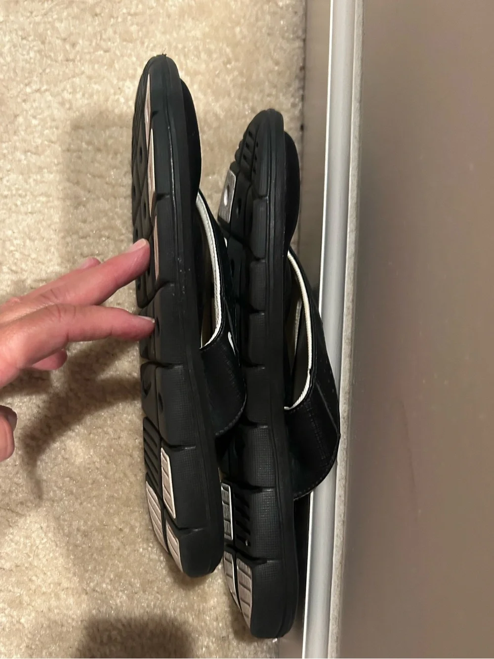 Nike Women’s Comfort Bed Black and White Flip Flops with Cushioned Footbed EUC 8 - Picture 3 of 8